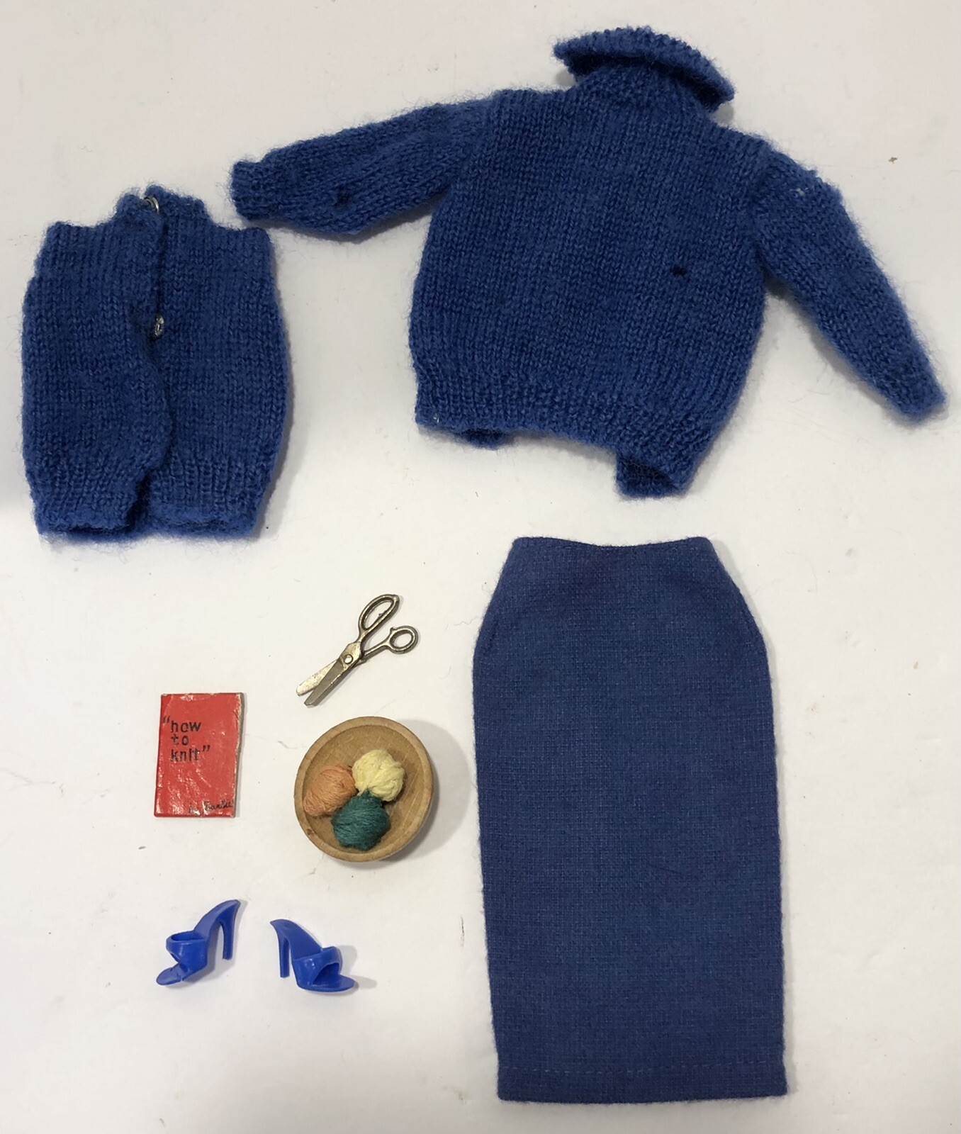 Vintage Barbie Knitting Pretty 0957 (1964) Royal Blue Mattel 1960's