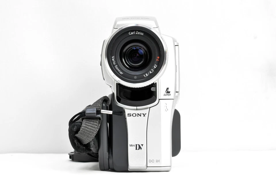 Near Mint Sony Handycam DCR-PC110 Mini DV Camcorder Nightshot Carl Zeiss Lens - Image 4 of 4