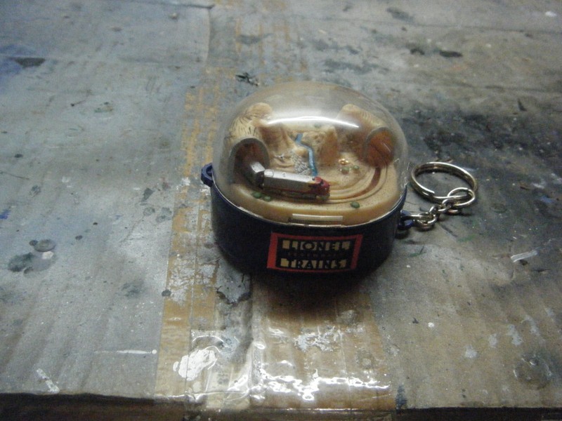 LIONEL TRAINS KEYCHAIN W/ MOVING TRAIN 1999