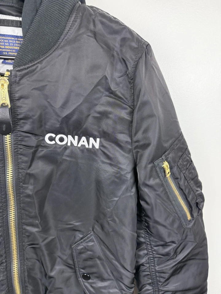 Chaqueta bomber satinada Alpha Industries para hombre negra talla XS con logotipo de Conan con capucha Foto 4 de 4