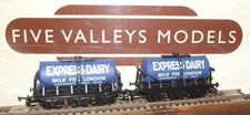 100326/17 Dapol B634 Express Dairy 6 Wheel Milk Tank Wagon x 2