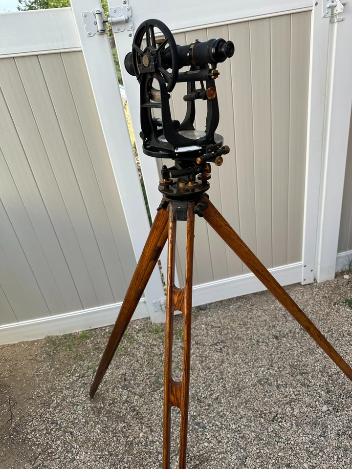 Vintage Keuffel & Esser Surveyor Transit com caixa original e tripé - Imagem 3 de 4