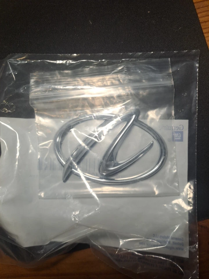 GM# 25640212 1995-1998 Oldsmobile Aurora capó emblema cromado Foto 2 de 3