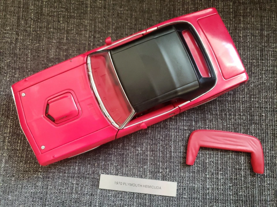 1970 PLYMOUTH HEMICUDA RED CONVERTIBLE FRANKLIN MINT 1:24 DIECAST - Image 2 of 4