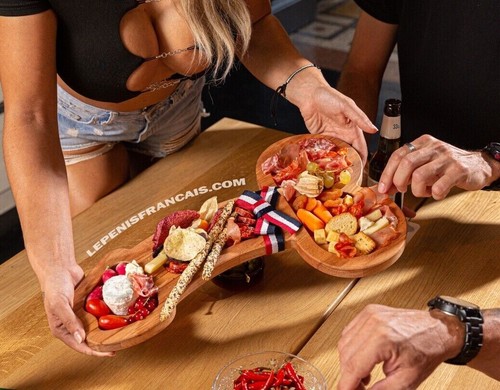 Planche Apéro Forme Pénis en Bois Massif - Cadeau Zizi Drôle et Original - Photo 1/7