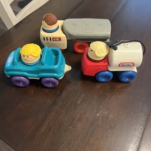 Vintage Little Tikes  Fuel Gas Truck Vehicle w/ Hose Oil Truck Car 3 Figures
