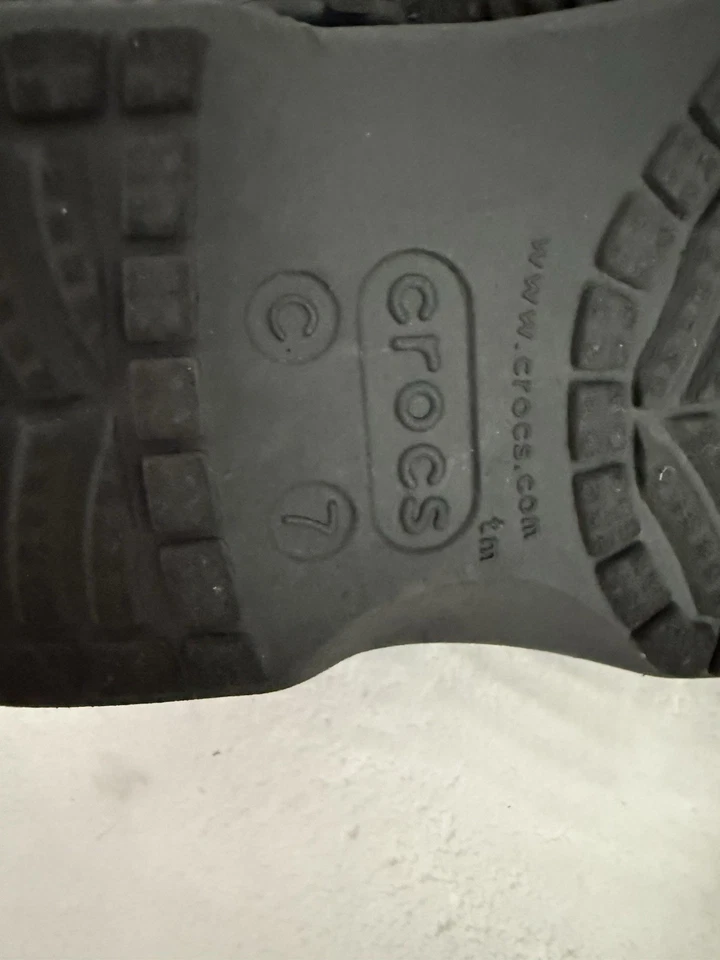 Crocs negros para niños pequeños talla 7c Foto 4 de 4