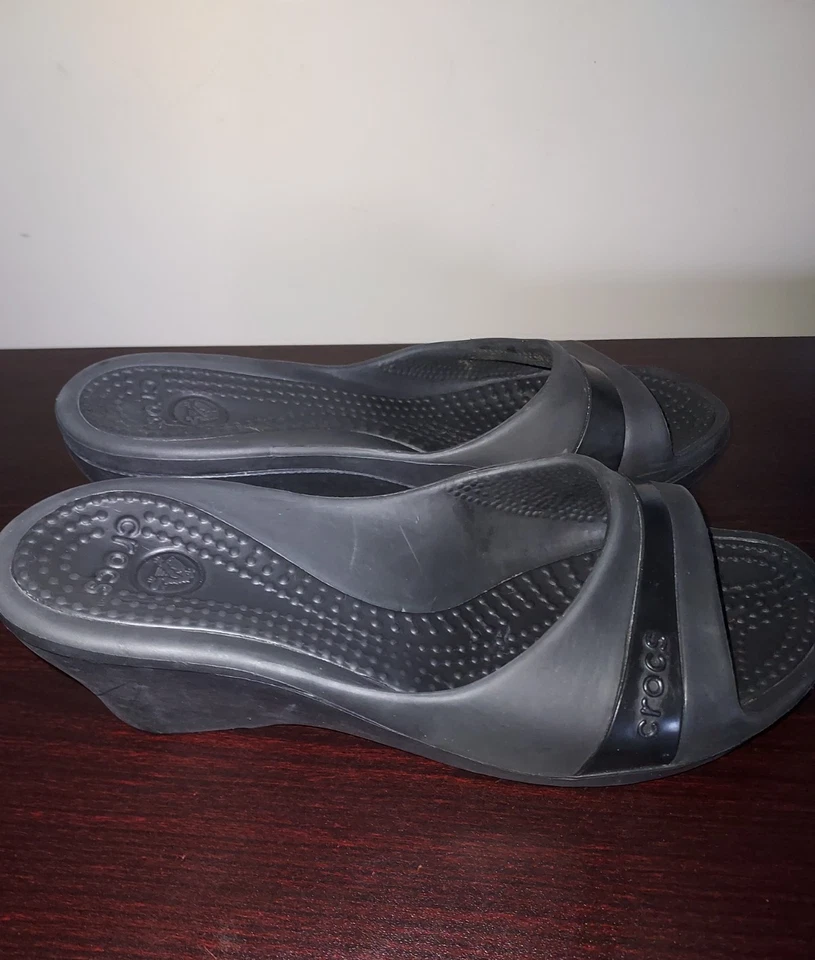 Sandalias de cuña Crocs talla 9 para mujer Sassari punta abierta sin cordones verano negras Foto 3 de 4