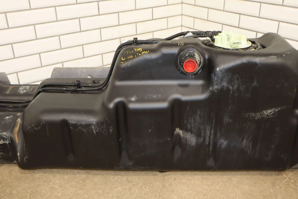 2011-2016 Chevy Silverado 2500HD Duramax OEM 36 Gallon Fuel Tank/Pump Foto 3 de 4