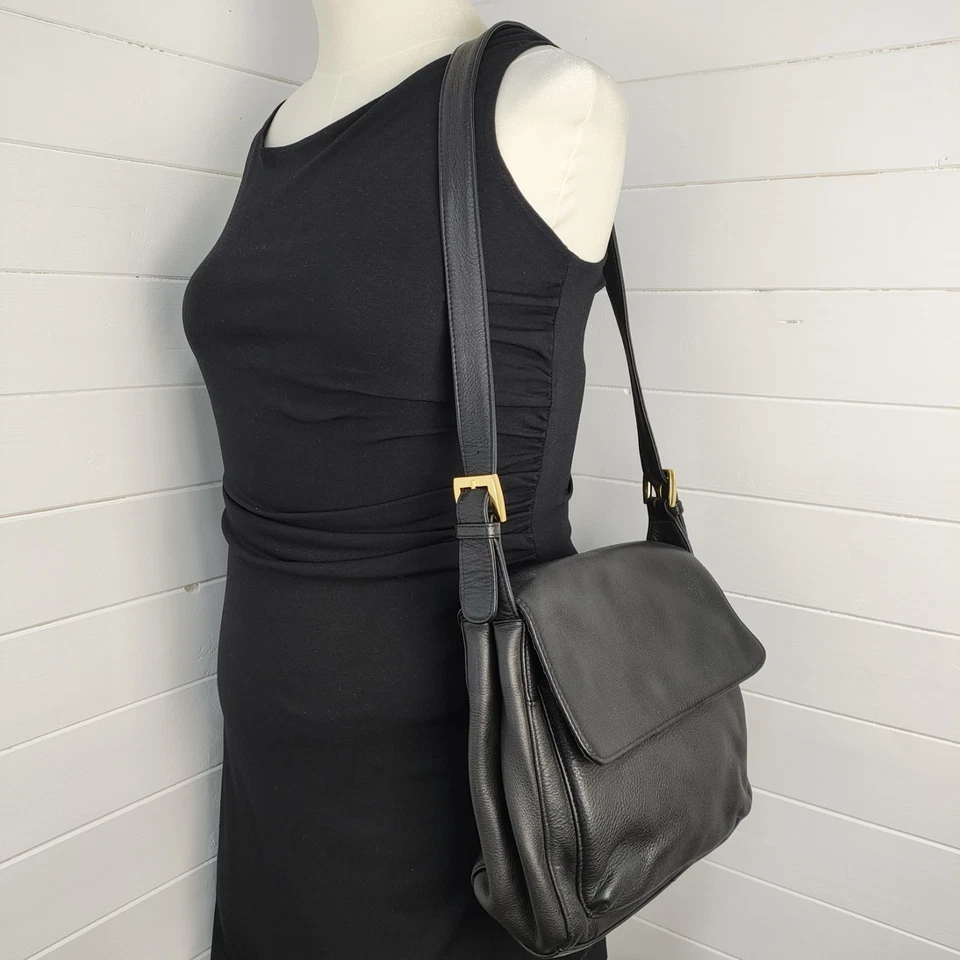 Mila Paoli 黑色皮革包翻盖斜挎包金色口音经典永恒中性 — 第 2/4 张图片