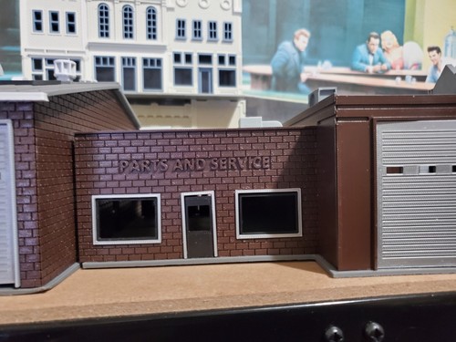 INTERNATIONAL DEALERSHIP S SCALE BUILDING-DIORAMA - Picture 11 of 12