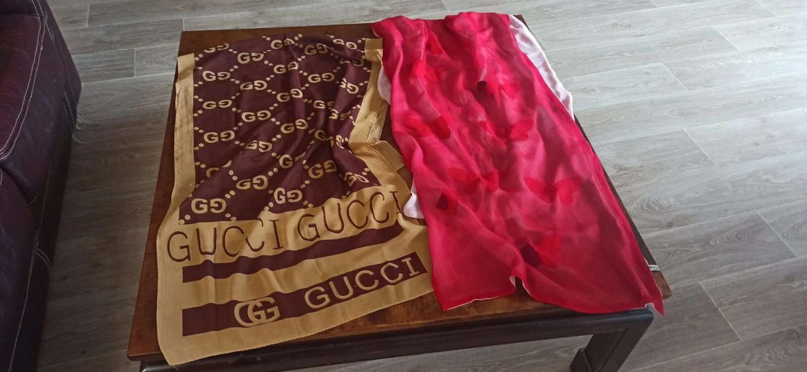 2 belle écharpes en soie dont une GUCCI l'autre aux papillons à déterminée