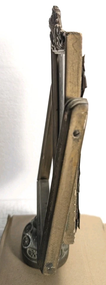 Antiguo marco de fotos giratorio inclinable de madera tallada con foto familiar en blanco y negro del siglo XIX Foto 2 de 4