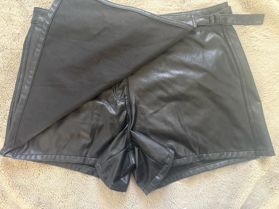 Mini pantalón corto envolvente American Eagle negro imitación cuero para mujer talla regular 18 NUEVO Foto 3 de 4