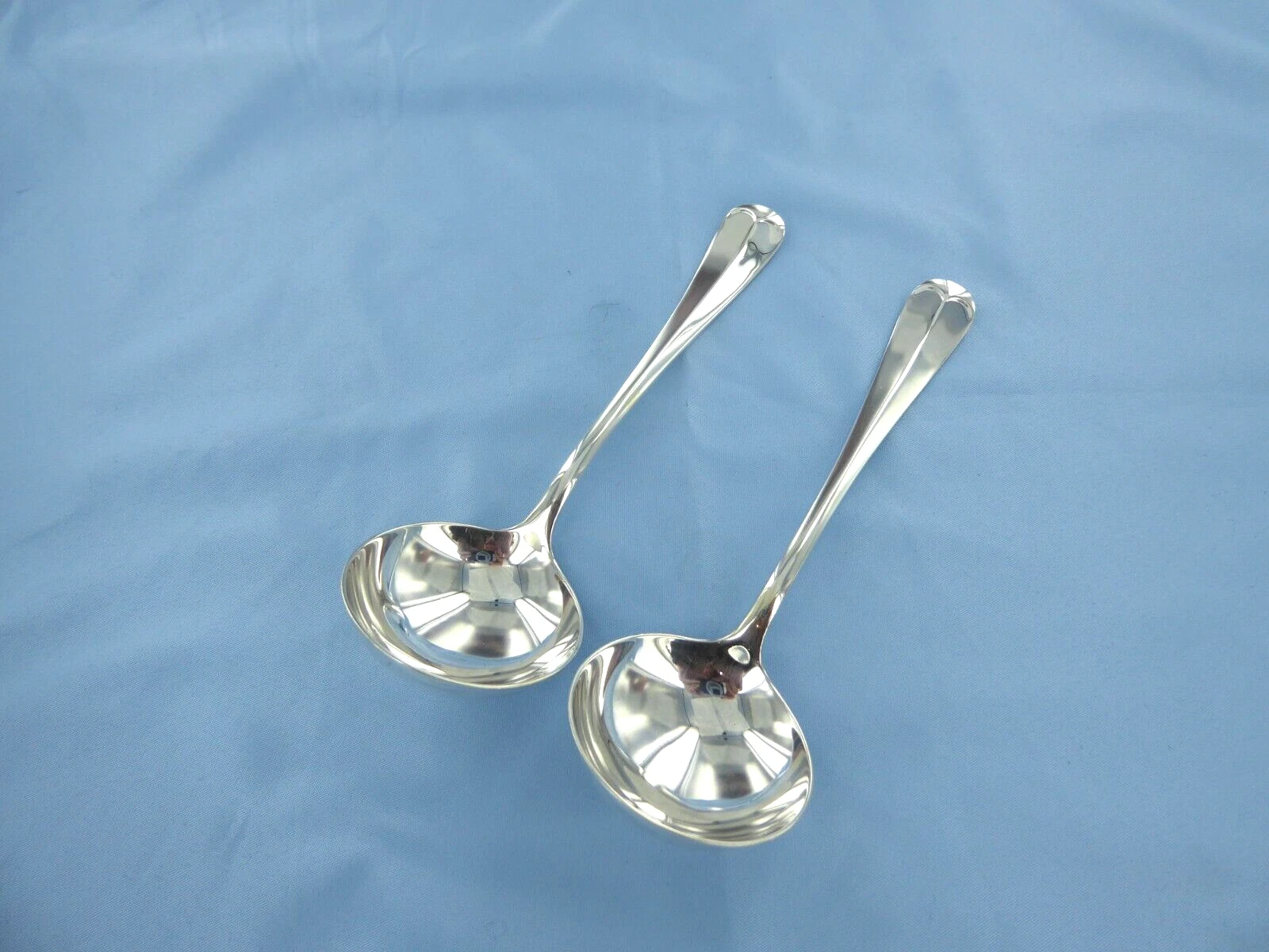 A VINTAGE PAIR OF STERLING SILVER O/E RAT TAIL SAUCE LADLES SHEFFIELD 1933.