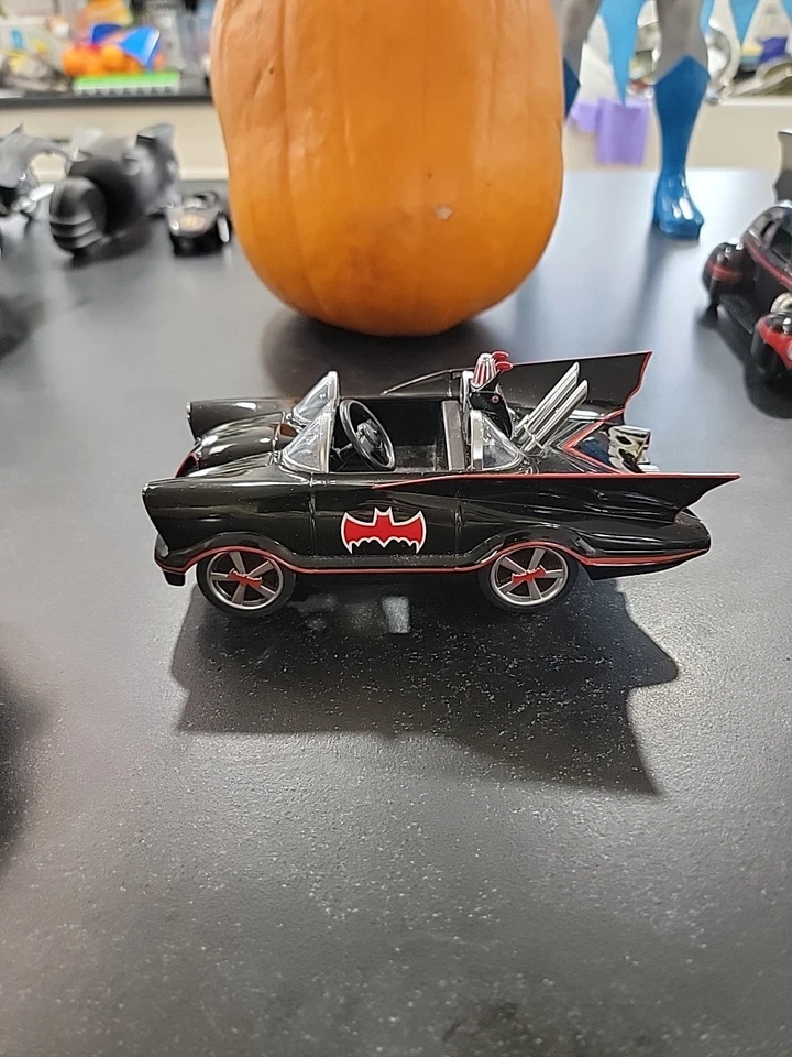 Danbury Mint  1966s Comic Book Batmobile 1:24  - Image 3 of 4