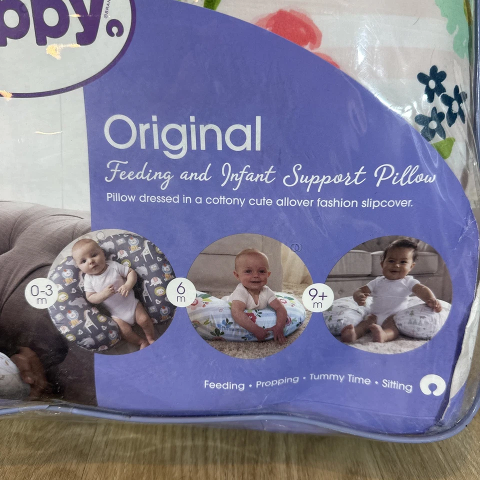 Almohada y posicionador de lactancia Boppy con cuaderno cubierta negra y dorada para animales de zoológico Foto 2 de 4