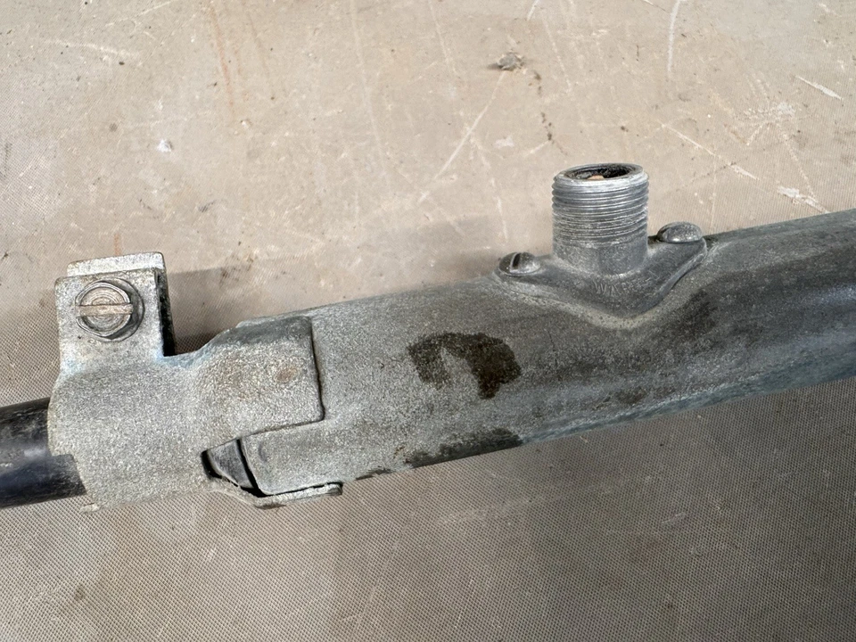 1967 - 1969 雪佛兰 Impala Belair 收音机天线底座 25 美分 1/4 面板安装挡泥板 — 第 4/4 张图片