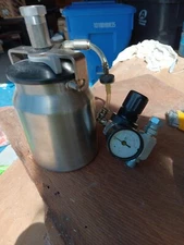 GRACO- 1 QT  pressure paint CUP/REGULATOR