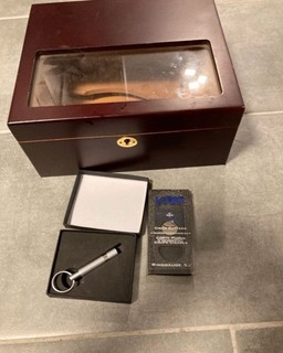 Hochwertiger Humidor aus dunklem Holz Glasdeckel& Hygrometer Zigarrenschneider