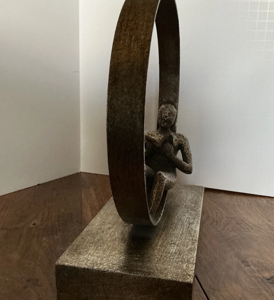 Скульптура Uttermost Grace Feyock человек читает в обруче металл и смола  - Изображение 3 из 4