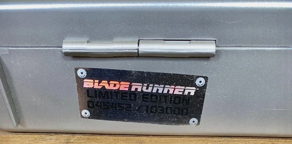 Blade Runner Five-Disc Ultimate Collector's Edition DVD Box Set - Image 3 of 4