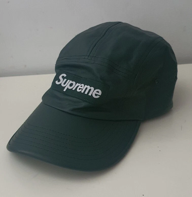 Casquette de camp SS21 Supreme en cuir vert boîte à chapeau logo peau d'agneau