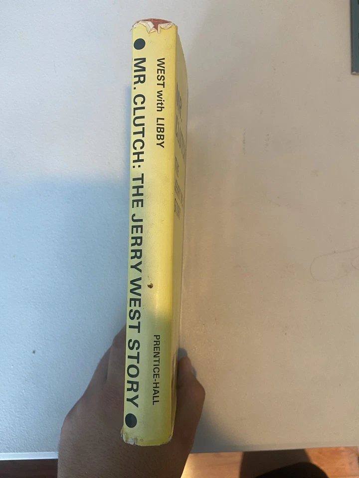 Autographed by Jerry West 1970 Mr. Clutch The Jerry West Story Bill Libby Foto 3 de 4