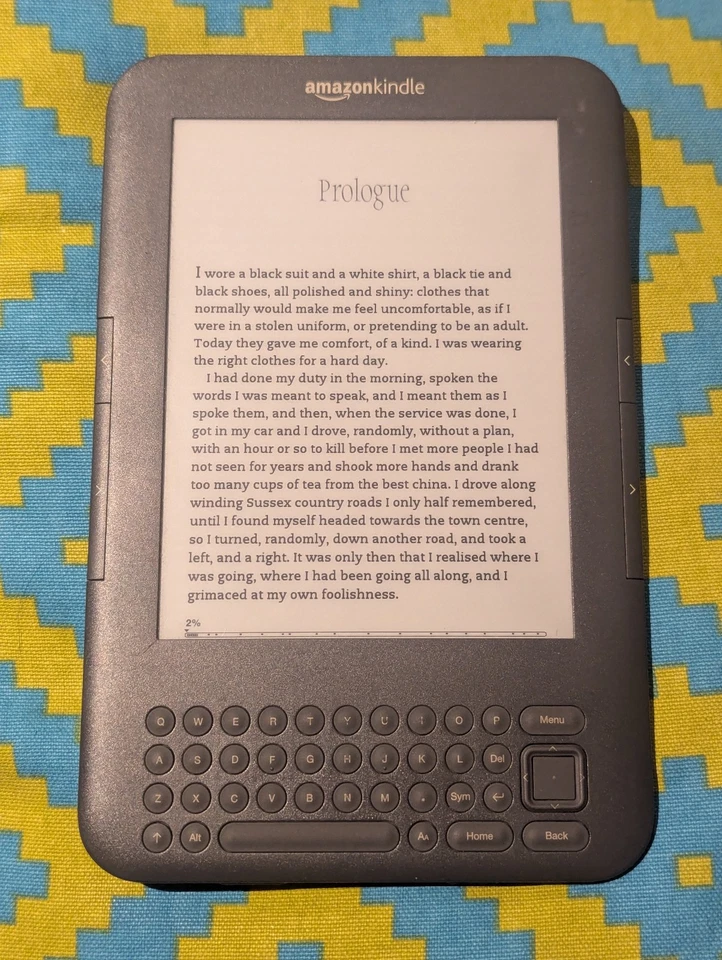 Amazon Kindle Keyboard WiFi + 3G - Graphite - 4GB - 3rd Generation eReader - Image 3 of 4