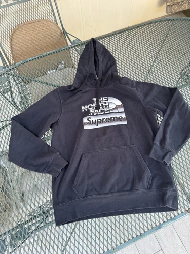 Sweat à capuche Supreme x The North Face logo métallisé (NF0A3RTSFN4) taille S