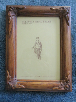 Vintage  Oak Freestanding Picture Frame W/Carved Impediments very good