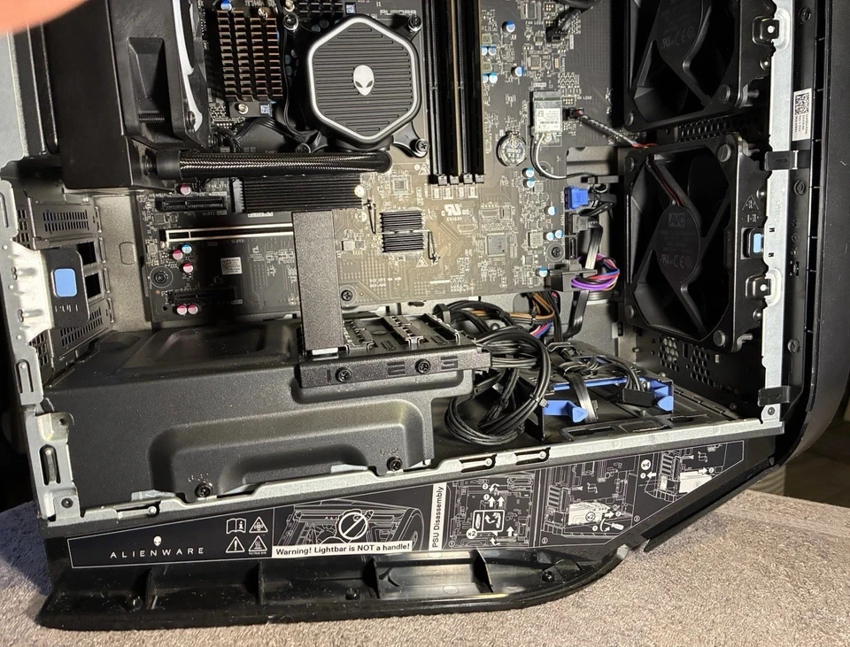 Funda Alienware Aurora R14 Barebones + AMD Mobo + PSU + RAM + SSD + AIO + Ventiladores Foto 4 de 4