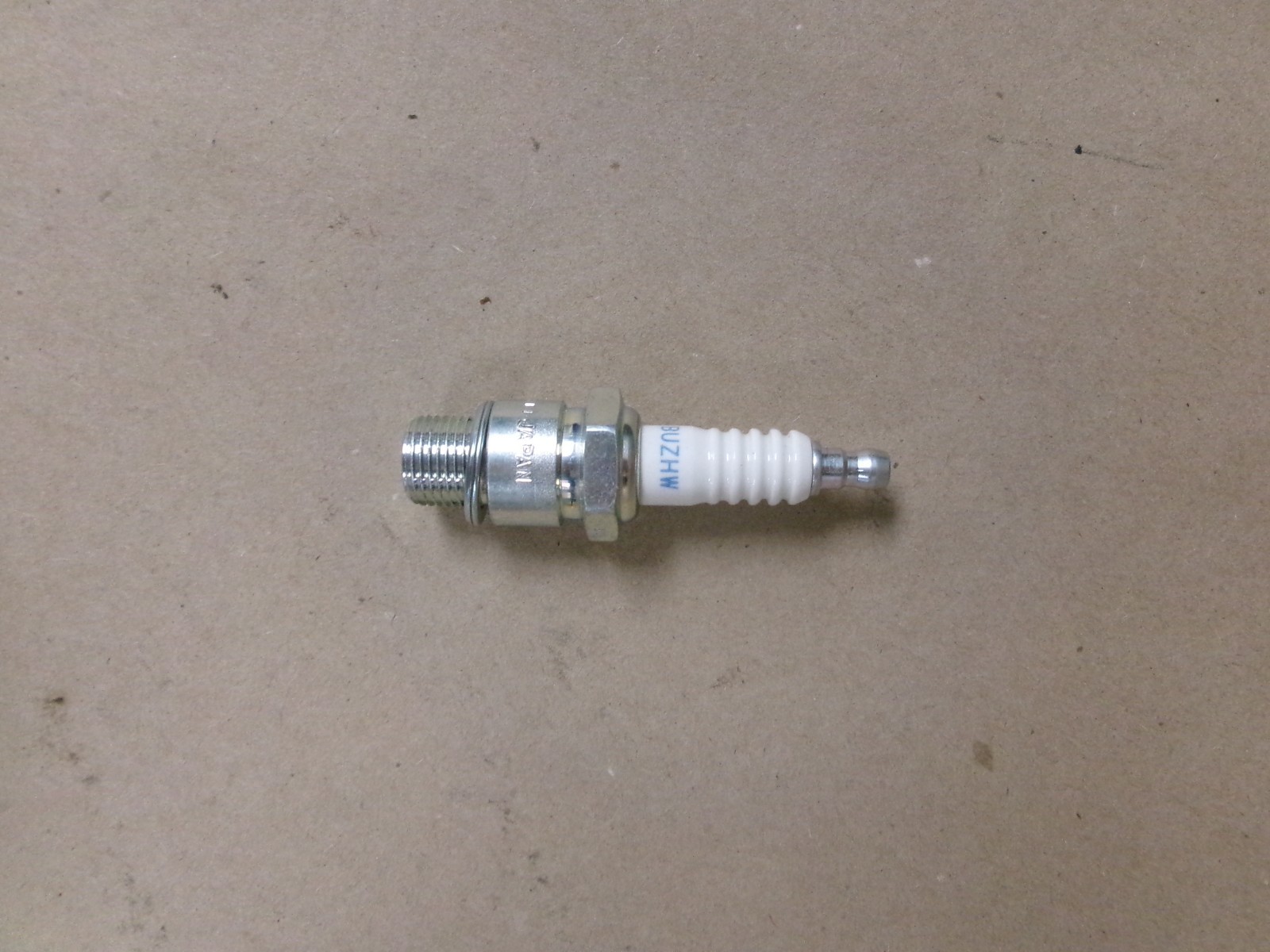 New NGK 2147  BUZHW Spark Plug