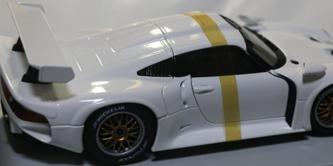 貴重　UTモデルズ製  ポルシェ９１１ＧＴ１　白　１／１８　中古品 貴重UTモデルズ製 ポルシェ911GT1白1／18中古品