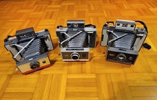 Tre iconici modelli insieme di fotocamere POLAROID: 340, 420, 104