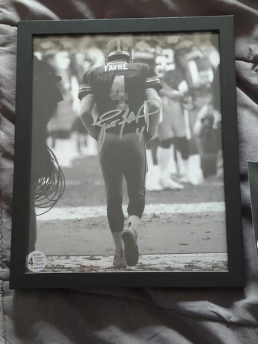 Brett Favre Hand Signed  8x10 Photo GREEN BAY PACKERS & COA Holo Brett Farve