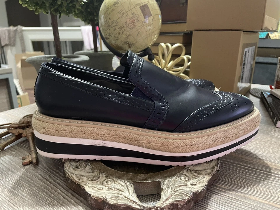 Zapatos planos mocasines con plataforma de cuero sintético punta de ala azul marino de Zara talla EU 38 Foto 4 de 4