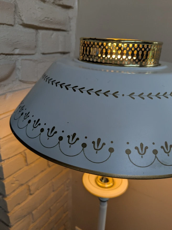 Lámpara de Pie De Colección Francesa Blanca MCM Metal Toleware Luz Vidrio Leche Diseño Dorado Foto 3 de 4