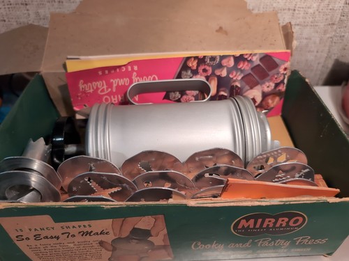 Vintage Mirro No. 358-AM Cooky & Pastry Press 15 Fancy Shapes - Picture 2 of 14