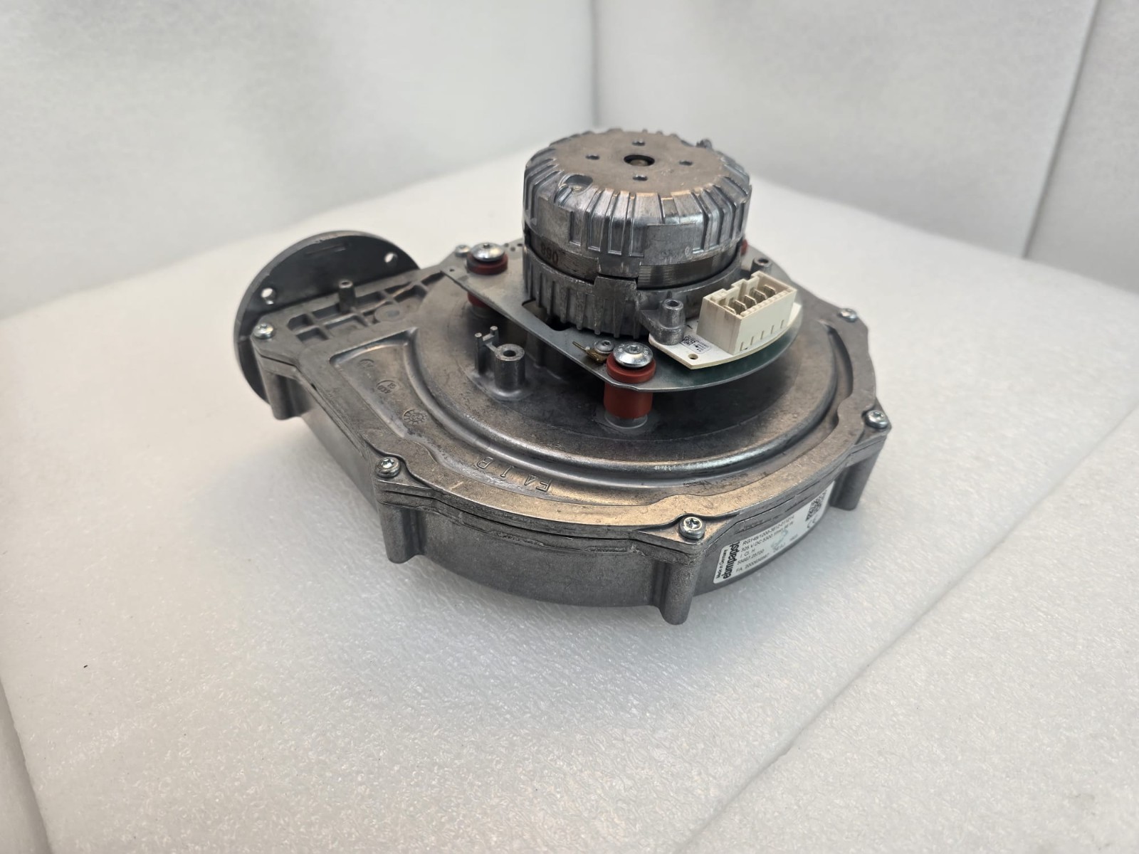 Solution Anti-Surchauffe ebm-papst RG148/1200 325V DC pour Armoires Électriques Haute Densité