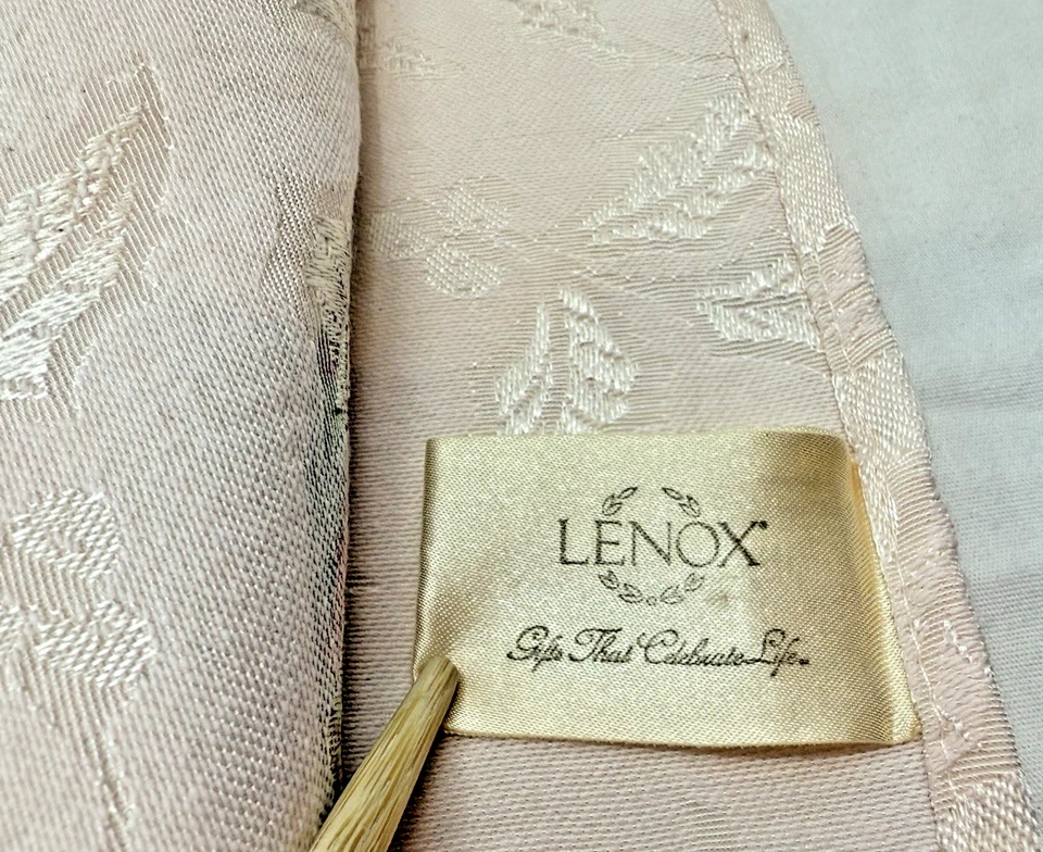 Mantel Lenox Rosa Acebo Bayas y Cinta Navidad Vacaciones 70" Redondo Foto 3 de 4