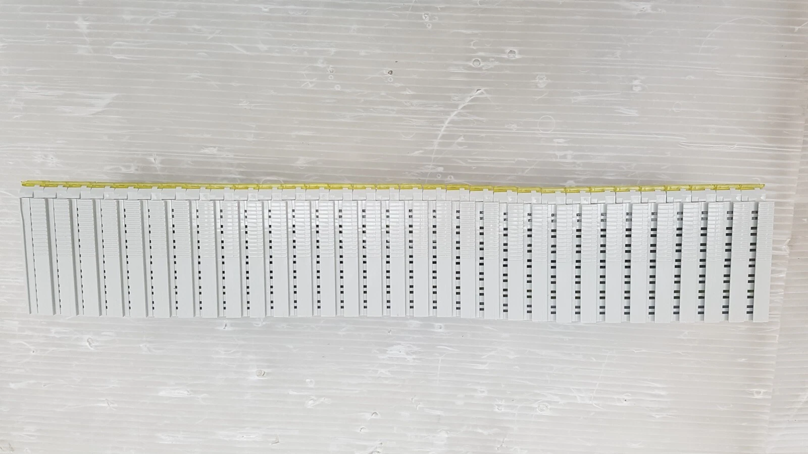 Top edge of the 31 KL1114 terminals with yellow release tabs