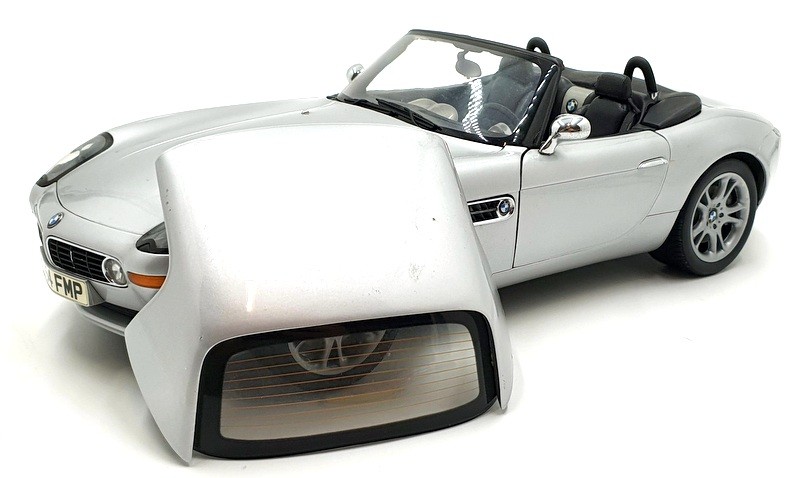 BMW Z8 オープンカー シルバー 1/12スケール35万円　007映画で使用 BMW Z8 オープンカー シルバー 1/12スケール35万円 007映画で