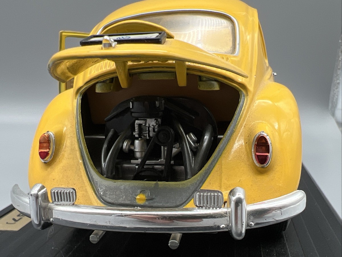 Vtg 1967 Volkswagen VW Beetle 1:18 Yellow Diecast Model w Display