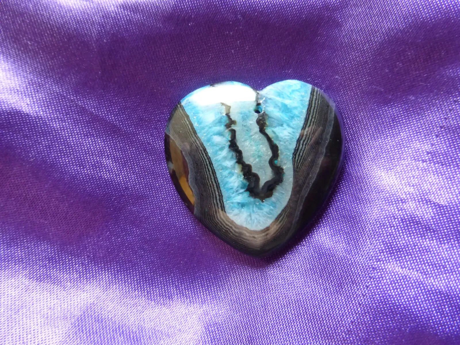 Pendentif coeur agate onyx bleu noir 4.1 cm en pierre fine taillée