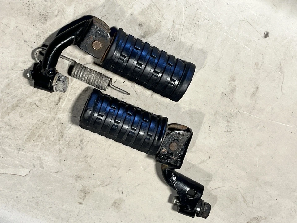 Pedales de almohadilla de clavija delantera izquierda derecha Kawasaki KZ400 D S 1976 74-83 modelos OEM Foto 2 de 3