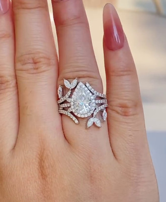 1.33Ct White Pear Cut Moissanite Halo 925 Sterling Silver Bridal's Wear Ring Set