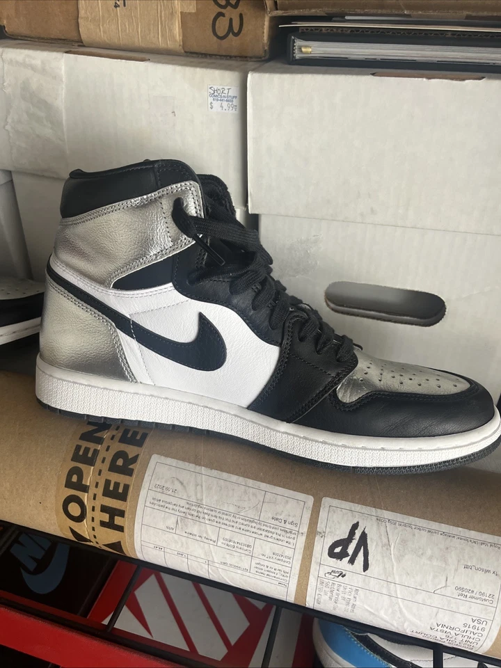 Size 11 .5W/ 10M - Jordan 1 High OG Metallic Silver Pre Owned - Image 3 of 4
