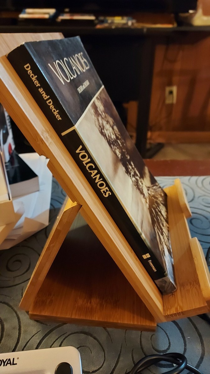 Volcanoes (A series of books in geology) Decker， Robert; Decker， Barbara Volcanoes by Robert W. Decker and Barbara Decker (1997