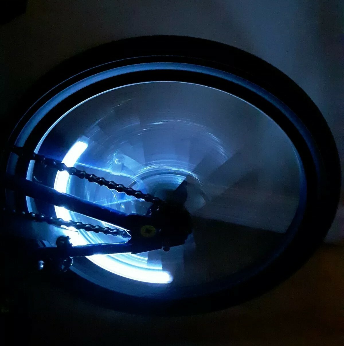 4 X BRIGHT WHITE BLINKING LED VALVE STEM TIRE LIGHTS FITS ALL CAR TRUCK